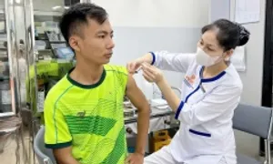 Người dân, chiến sĩ vùng lũ được miễn phí tiêm vaccine uốn ván